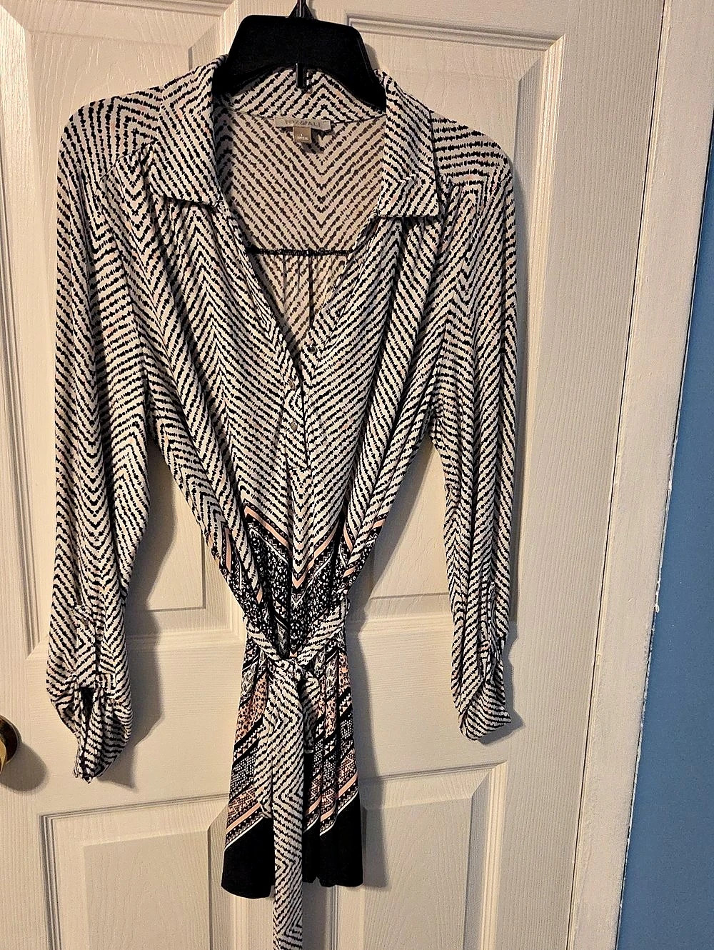 Roz & Ali Geometric Tie-Waist Blouse in White & Black Like New